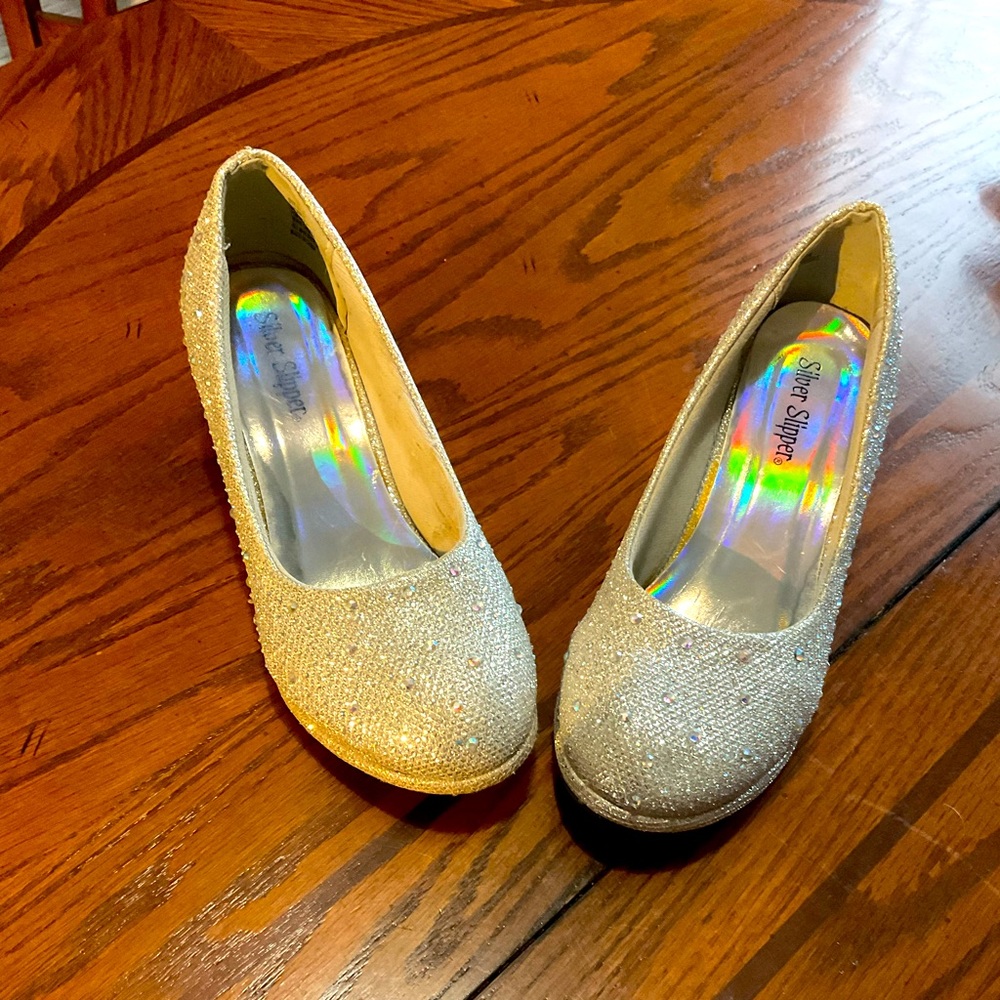 Silver slippers girls size 3M worn once style mirage